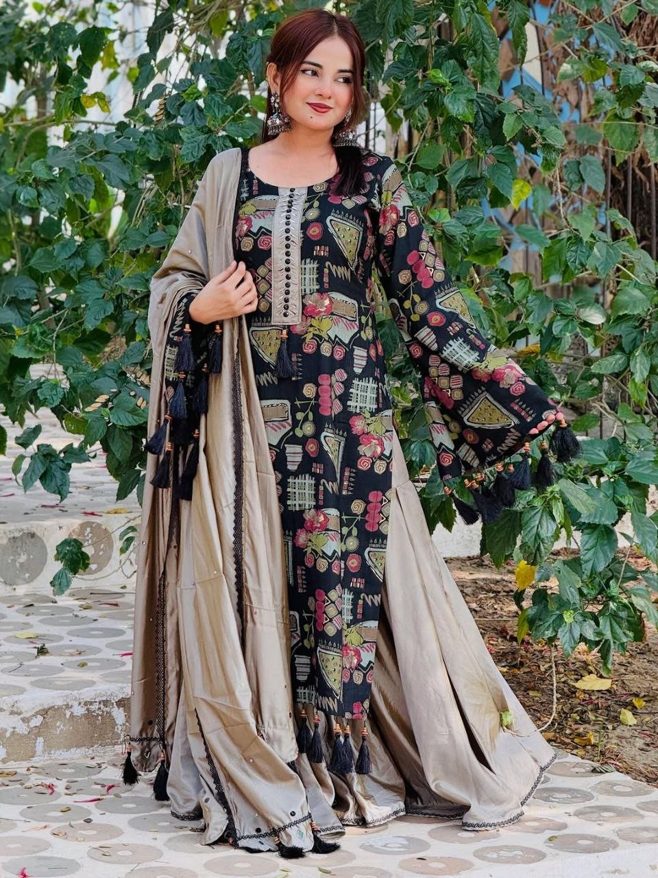 Digital print three piece.  এক্সক্লুসিভ ডিজিটাল প্রিন্ট লেস ওয়ার্ক রেডিমেড থ্রি-পিস ?